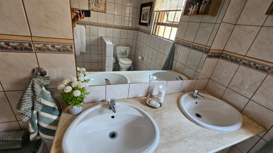 5 Bedroom Property for Sale in Boschdal North West